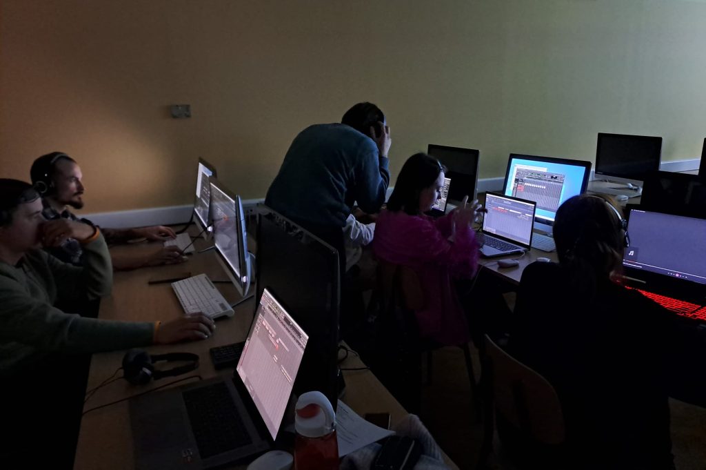 Uključi mozak radionica- „Elektroakustična kompozicija za početnike“ – radionica Leonarda Medice Gregorića koja je sudionike uvela u svijet digitalne obrade zvuka i osnova kompozicije.